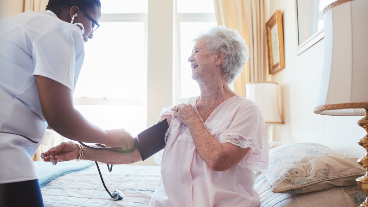 Keeping Mom Home: 5 Things to Look for in a Home Health Care Aid